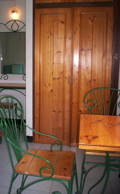 Baankhunmae Apartment Банкок Стая снимка
